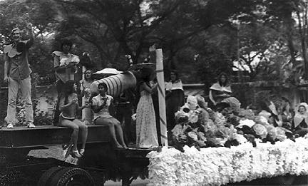 Junior Homecoming Float